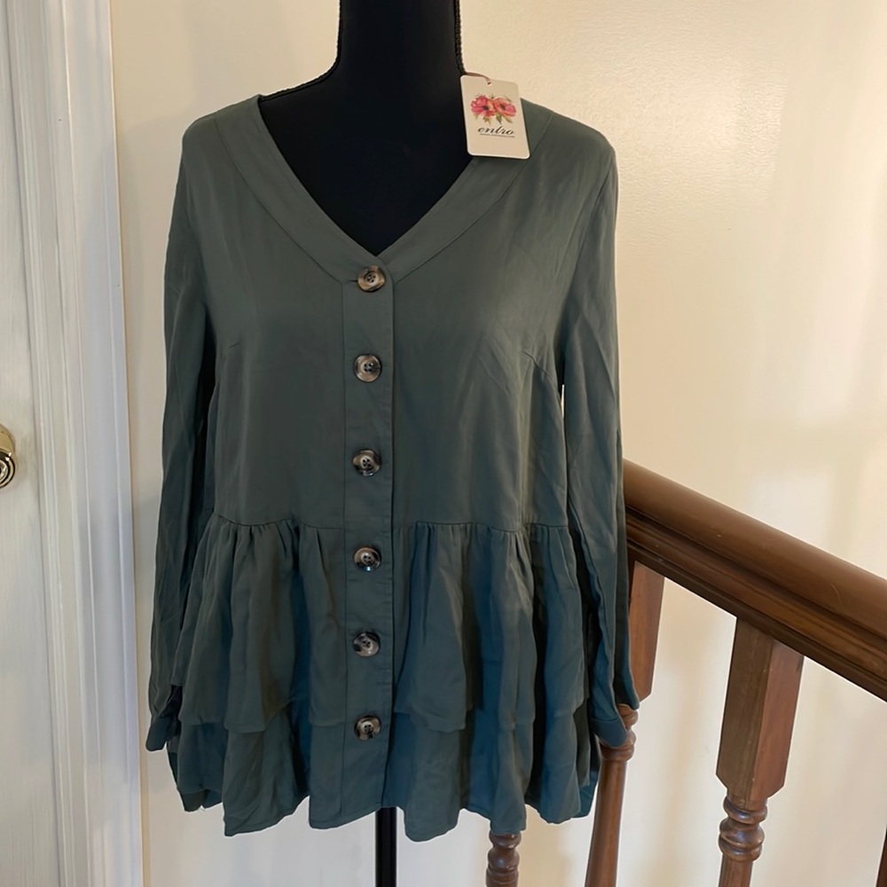 NWT! entro green tiered tie sleeve top. size M